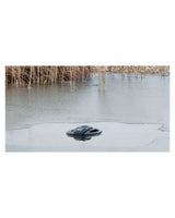 OASE IceFree 4 Seasons im zugefrorenen Teich: offenes Wasser rund um den Schwimmkörper