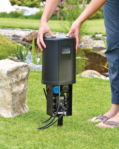 OASE InScenio FM-Master Cloud im Garten: Die Haube wird über die Steckdoseneinheit gesetzt