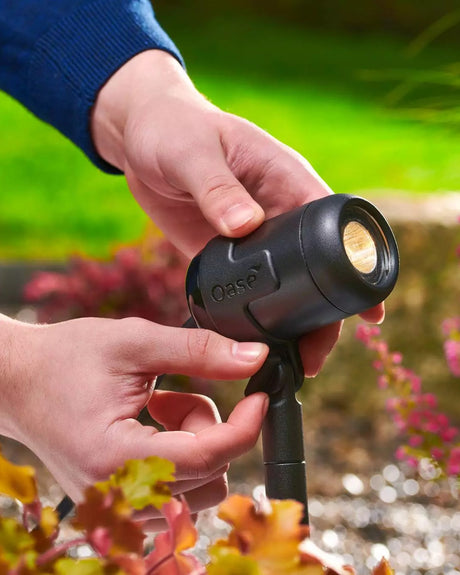 Ein LunAqua-Connect-Spot mit Erdspieß wird ins Herbstbeet gesteckt