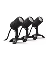 Die drei Spots des OASE LunAqua Connect M Set 3 auf ihren Standfüßen, Linsen leuchten