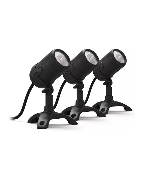Die drei Spots des OASE LunAqua Connect M Set 3 auf ihren Standfüßen, Linsen leuchten