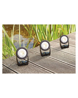 Drei LunAqua Power LED Strahler auf einem Holzsteg vor Gräsern