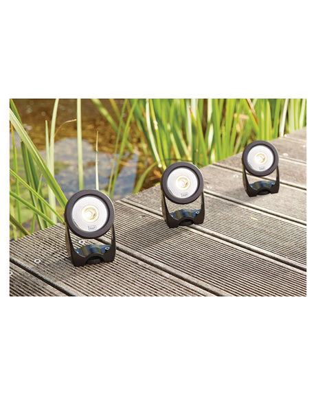 Drei LunAqua Power LED Strahler auf einem Holzsteg vor Gräsern