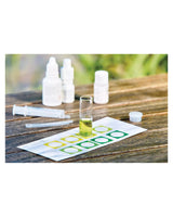 OASE Ammonium-Test: Probe auf der Ammonium-Farbkarte (Anwendungsfoto mit älterer Ausführung der Reagenzien)