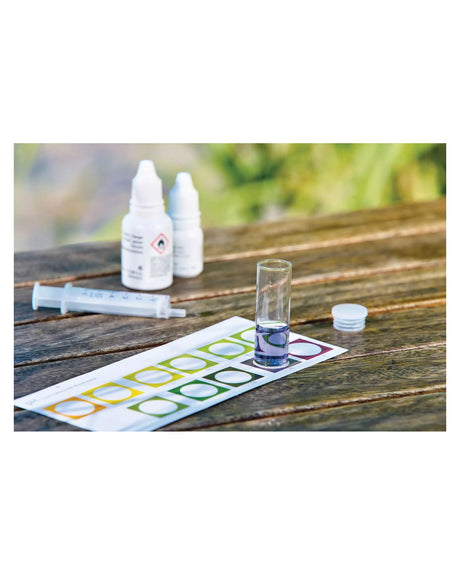 pH-Test im OASE Profi-Set: Glasampulle mit violetter Probe auf der pH-Farbkarte