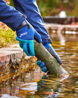Neopren-Teichhandschuhe von OASE mit beschichteten Griffflächen halten einen bemoosten Ast im Teichwasser