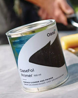 OaseFol Primer vor dem Farbroller, mit dem der Primer entlang der Kreidelinie aufgetragen wird