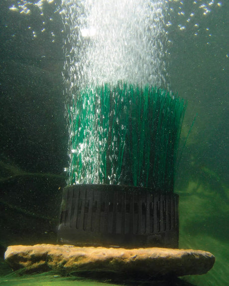 OxyTex aus dem OASE OxyTex Set unter Wasser, Luftblasen steigen durch die Fasern