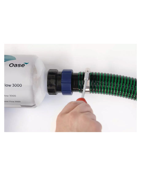 Spiralschlauch auf der Schlauchtülle der OASE PhosLess Flow 3000, die Schlauchschelle wird angezogen