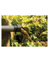 Ablaufschlauch des OASE PondoVac 3 leitet das abgesaugte Schmutzwasser ins Blumenbeet