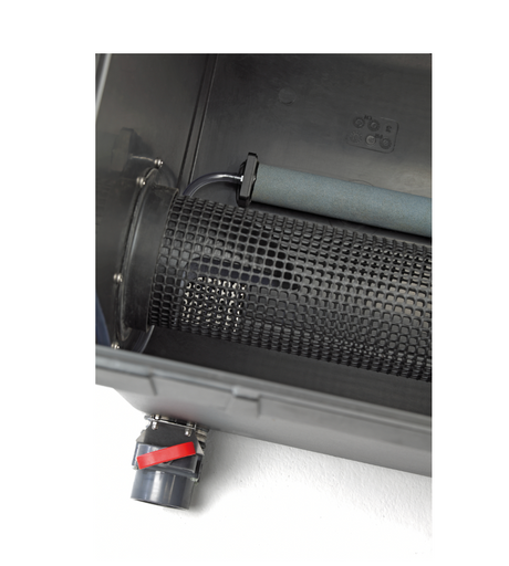 Detailaufnahme des OASE ProfiClear Premium Trommelfilters mit Filtertrommel, Spülrohr und Ablauf im Innenraum des Filtermoduls.