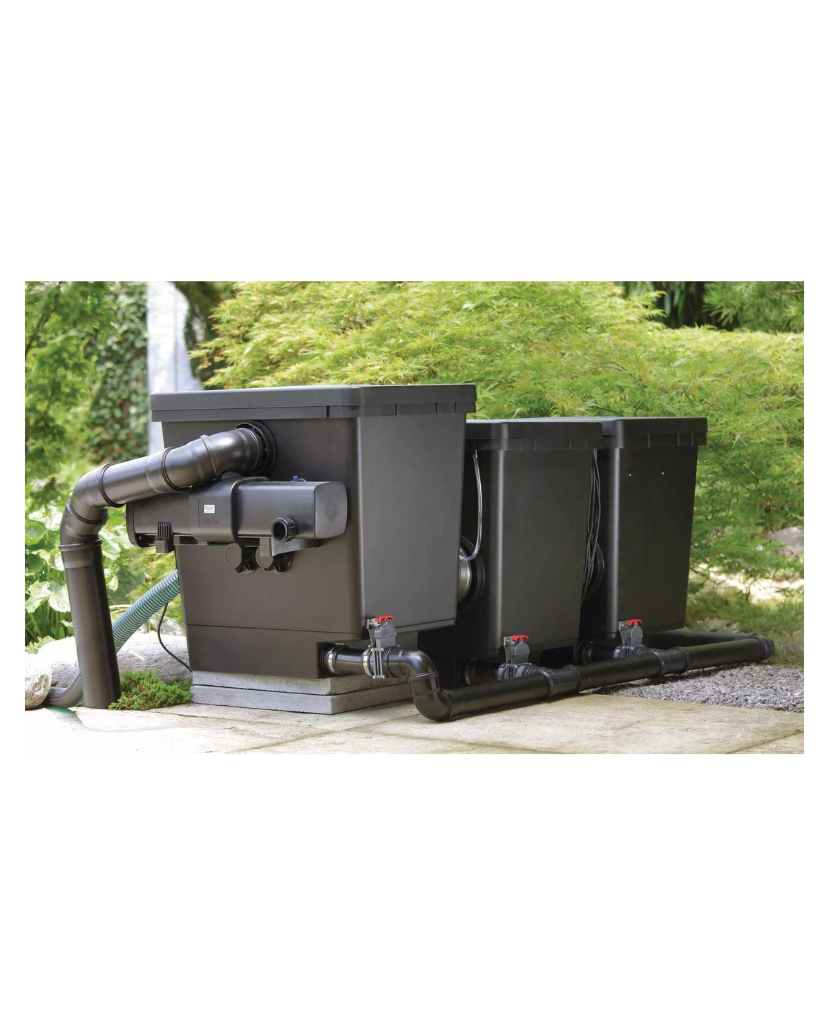 OASE ProfiClear Premium TF-L gepumpt im Garten, dahinter zwei weitere Module (separat erhältlich)