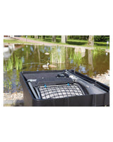 Geöffneter OASE ProfiClear Premium Trommelfilter am Teich in einer Parkanlage