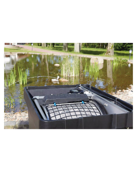Geöffneter OASE ProfiClear Premium Trommelfilter am Teich in einer Parkanlage