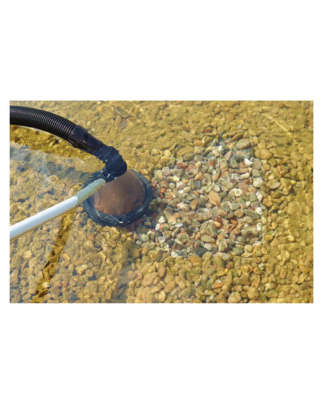 OASE Saugglocke auf Kies unter Wasser, daneben eine bereits gereinigte, helle Kiesfläche