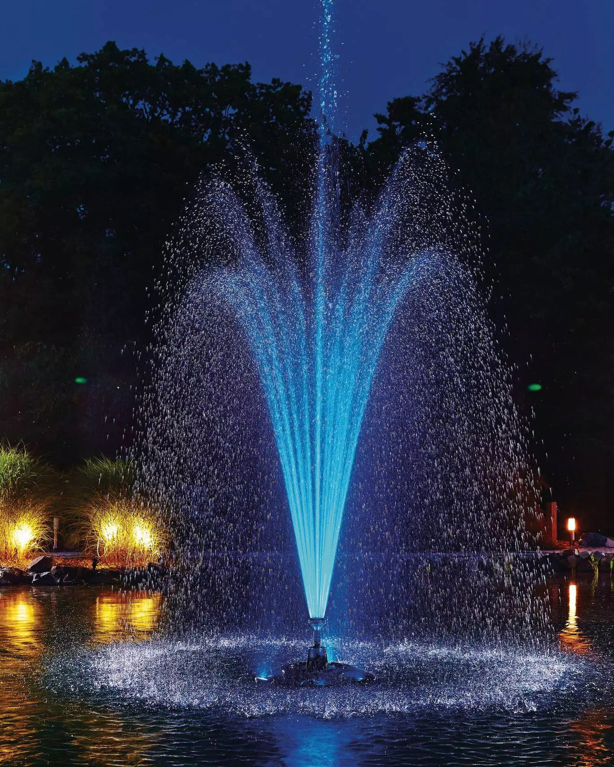 Schwimmfontäne nachts blau beleuchtet