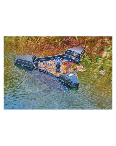 OASE SwimSkim 50 schwimmt mit Herbstlaub im Teich