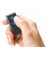 Handsender des OASE Water Jet Lightning mit zwei Tasten in der Hand