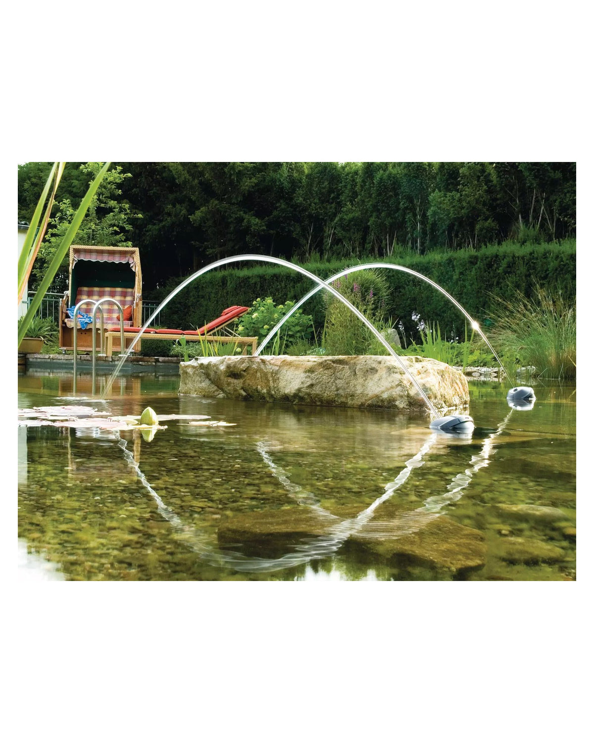 OASE Water Jet Lightning am Schwimmteich: zwei Wasserbögen über einem Stein bei Tag