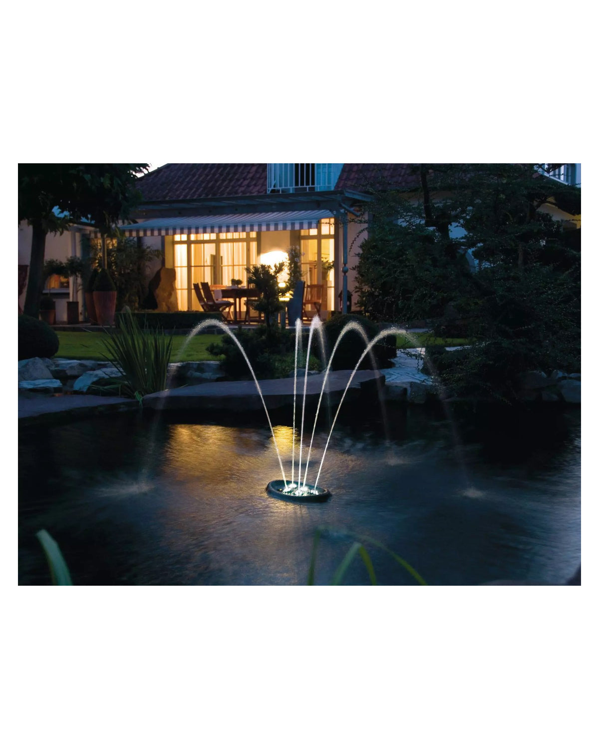 OASE Water Starlet im Gartenteich am Abend mit bogenförmigen Fontänen