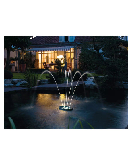 OASE Water Starlet im Gartenteich am Abend mit bogenförmigen Fontänen