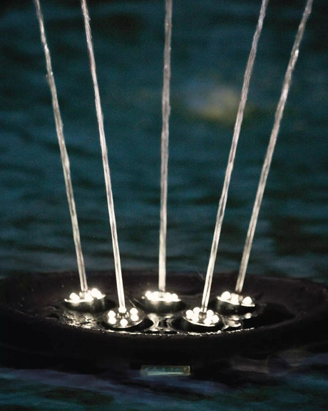 OASE Water Starlet bei Nacht mit fünf warmweiß beleuchteten Fontänen