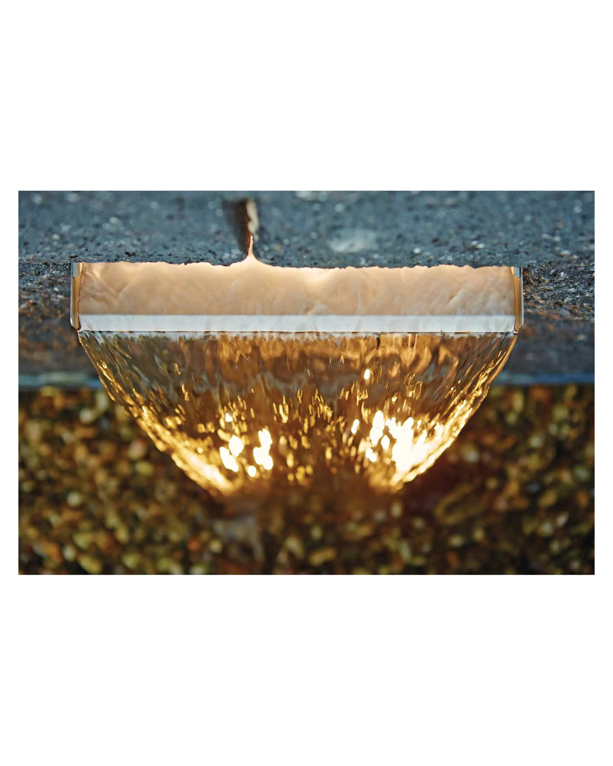 Wasserfallkante mit leuchtender Waterfall Illumination, von unten gesehen