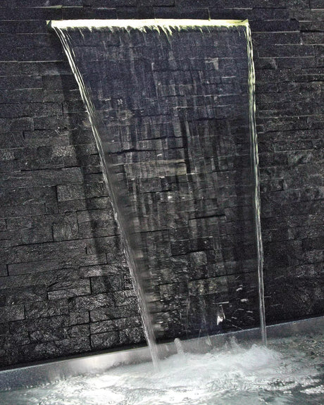 Wandwasserfall an dunkler Natursteinwand mit Waterfall Illumination