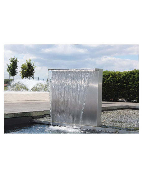 OASE Waterfall Kit 60 mit breitem Wasserschleier an einem Wasserbecken auf der Terrasse