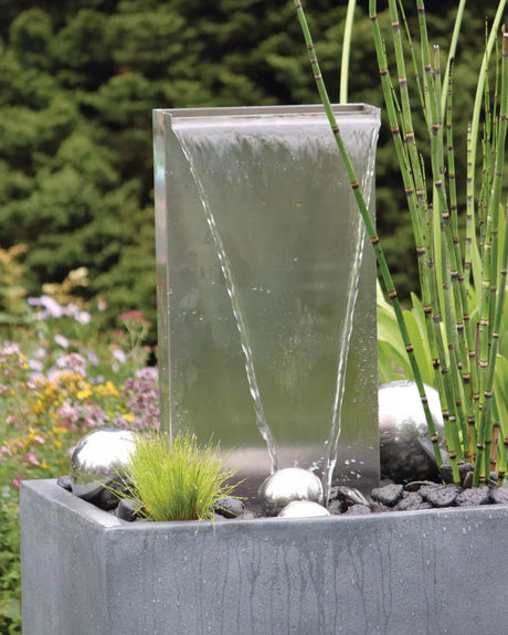 OASE Waterfall Kit 30 in einem Pflanzgefäß mit Kies und Edelstahlkugeln