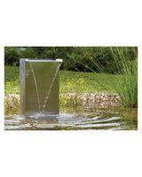OASE Waterfall Kit 30 im flachen Wasser eines Teichs vor Gräsern