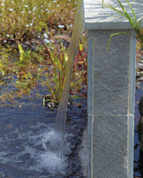 OASE Waterfall in einer Natursteinsäule, das Wasser fällt in den Teich