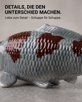 Detailaufnahme einer handbemalten Ochiba Koi-Figur mit strukturierter Schuppenoberfläche und individueller Farbgebung – dekoratives Unikat für Wohnbereich, Garten oder Teichbereich