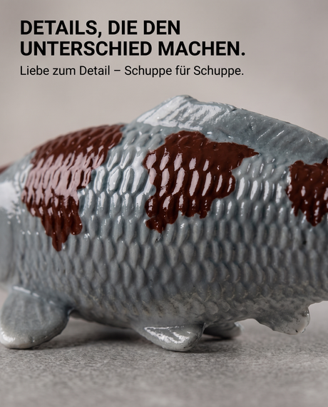 Detailaufnahme einer handbemalten Ochiba Koi-Figur mit strukturierter Schuppenoberfläche und individueller Farbgebung – dekoratives Unikat für Wohnbereich, Garten oder Teichbereich