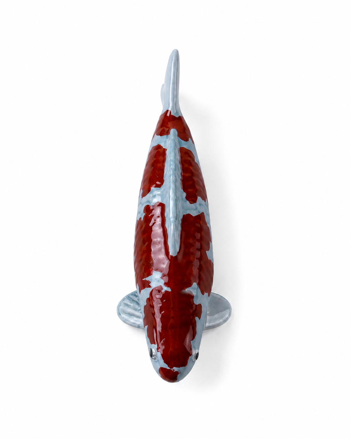 Handbemalte Ochiba Koi-Figur in Dunkelrot und Blaugrau – besondere Fischfigur als Japan-Deko für Teichbereich, Garten, Terrasse oder Wohnbereich