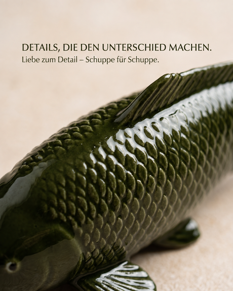 Detailaufnahme einer Olive Chagoi Koi-Figur in olivgrüner Farbgebung – handbemalte Fischfigur mit ausgeprägter Schuppenstruktur als besondere Japan-Deko für Wohnbereich, Eingangsbereich, Terrasse, Garten oder Teichbereich