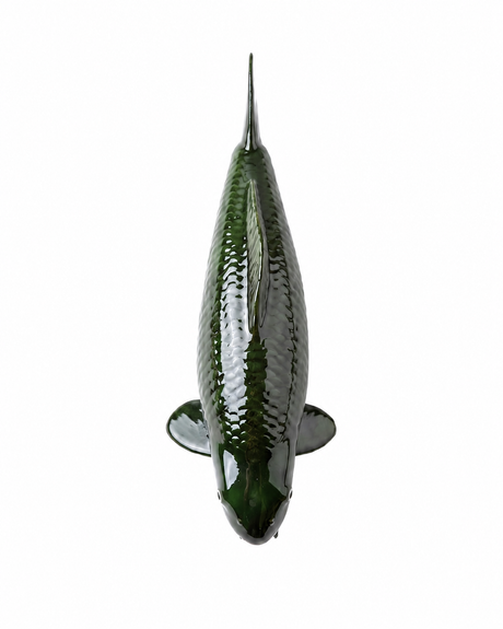 Olive Chagoi Koi-Figur aus der Draufsicht – handbemalte Fischfigur in olivgrüner Farbgebung mit detailreicher Schuppenstruktur als besondere Japan-Deko für Wohnbereich, Eingangsbereich, Terrasse, Garten oder Teichbereich