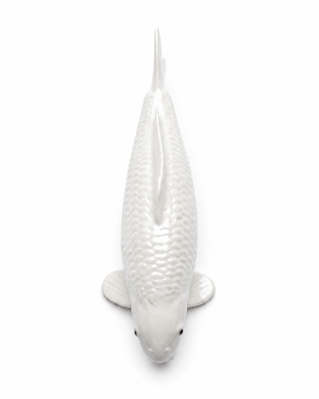 Handbemalte Platinum Koi-Figur in Weiß – elegante Fischfigur als Japan-Deko für Teichbereich, Garten, Terrasse oder Wohnbereich