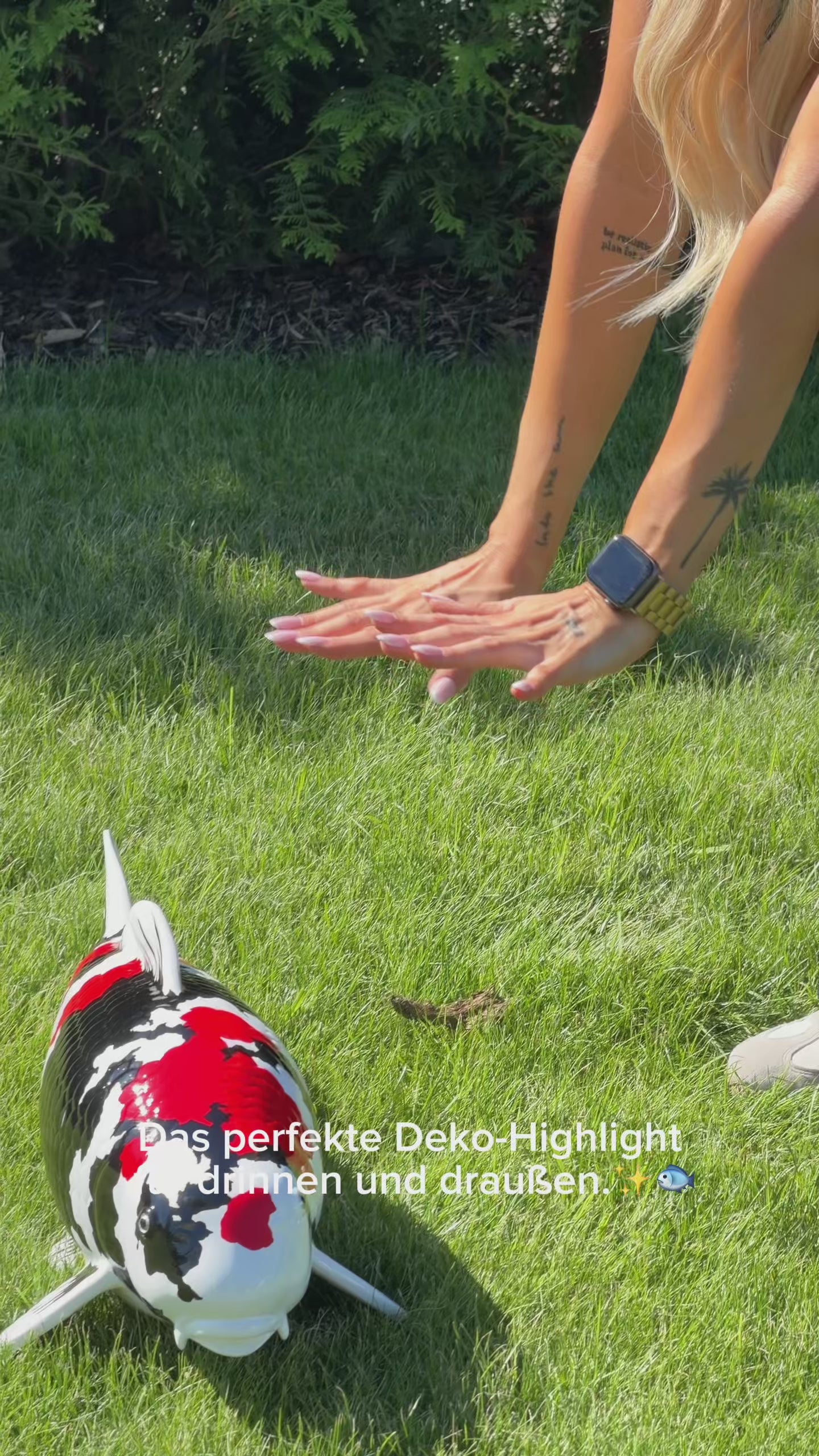 Grosse Koi Figur weiss rot schwarz Gartendeko Rasen Outdoor Dekoration Teich Blickfang Fischfigur Garten Terrasse Wohnbereich Dekoobjekt XXL