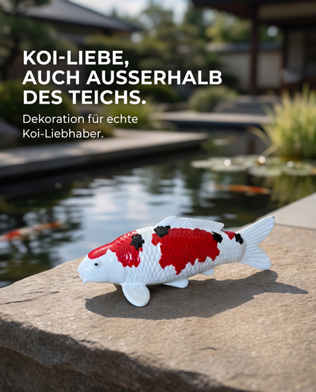 Handbemalte Sanke Koi-Fischfigur in Rot, Schwarz und Weiß als dekorativer Blickfang am Koiteich