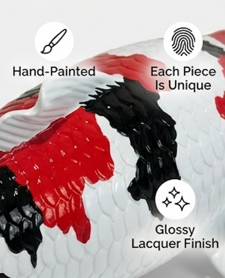 Detailaufnahme einer handbemalten Sanke Koi-Fischfigur in Rot, Schwarz und Weiß mit glänzender Oberfläche und individueller Farbgebung