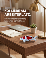 Handbemalte Sanke Koi-Fischfigur in Rot, Schwarz und Weiß als dekorativer Blickfang auf dem Schreibtisch