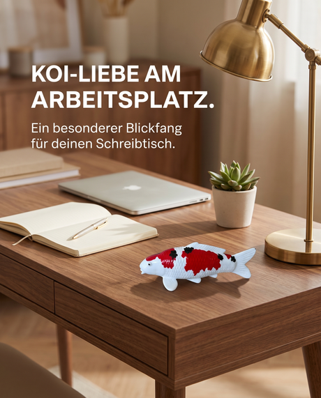 Handbemalte Sanke Koi-Fischfigur in Rot, Schwarz und Weiß als dekorativer Blickfang auf dem Schreibtisch