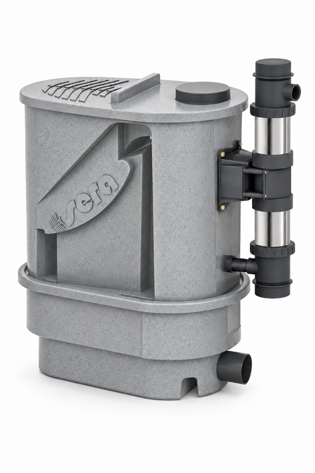 sera KOI Professional 12.000 Teichfilter in Granitgrau mit seitlich montierter UV-C-Einheit und unterem Wasserauslauf auf weißem Hintergrund