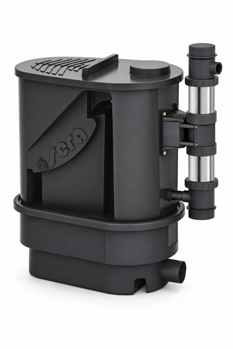 sera KOI Professional 12.000 Teichfilter in Anthrazit mit seitlich montierter UV-C-Einheit und unterem Wasserauslauf auf weißem Hintergrund