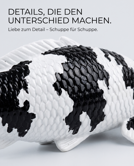 Detailaufnahme einer handbemalten Shiro Utsuri Koi-Fischfigur in Schwarz und Weiß mit markanter Schuppenstruktur und feinen Details