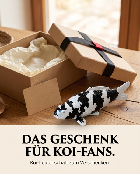 Handbemalte Shiro Utsuri Koi-Fischfigur in Schwarz und Weiß als besondere Geschenkidee für Koi-Fans neben einer Geschenkbox