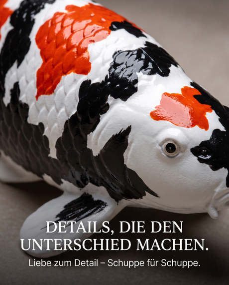 Detailaufnahme einer handbemalten Showa Koi-Figur in Rot, Schwarz und Weiß mit sichtbarer Schuppenstruktur – besondere Fischfigur und dekoratives Unikat für Koi-Liebhaber