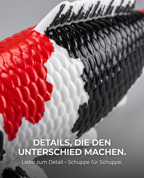 Detailaufnahme einer handbemalten Showa Koi-Figur mit strukturierter Schuppenoberfläche in Rot, Schwarz und Weiß – besondere Fischfigur als dekoratives Unikat