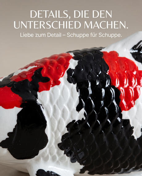 Detailaufnahme einer handbemalten Showa Koi-Figur mit rot-schwarz-weißer Farbgebung und strukturierter Oberfläche – dekorative Fischfigur als besonderes Unikat